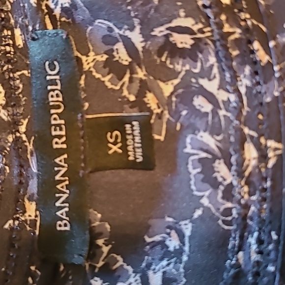 Banana Republic navy blue floral blouse XS - Picture 2 of 5